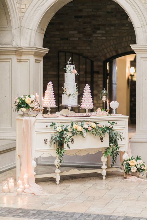 Bridal Shower Decor Ideas, Wedding Cake Table Ideas, Cake Table Ideas, Shower Decor Ideas, Bridgerton Wedding, Cake Display Table, Cake Stand Wedding, Wedding Cake Display, Bridal Shower Decor