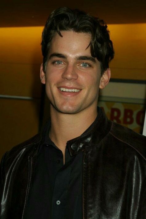 90s Hairstyles Men, Neal Caffrey, Walking Out, Dear Future Husband, Matt Bomer, Famous Men, Tony Stark, Good Looking Men, Celebrities Male