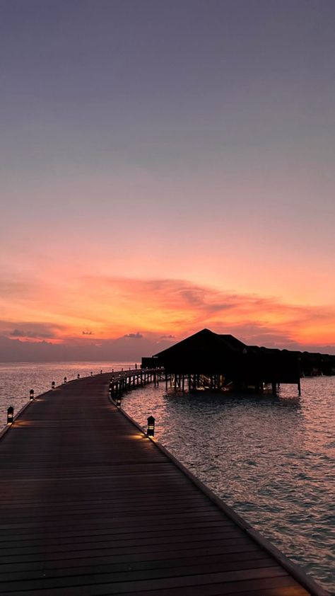 Sunset in Maldives Maldives Villas, Maldives Honeymoon, Travel Picture Ideas, Dream Honeymoon, Nature View, Booking Flights, Dream Holiday, Reasons To Live, Vacation Places