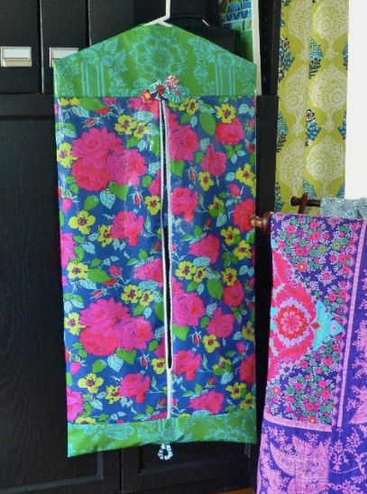 Free Garment Bag Pattern | It's Sew Easy Sewing Easy, Laminated Fabric, Sew Ins, Sewing Tutorials Free, Bag Tutorial, Garment Bag, Bags Tutorial, Diy Couture, Sewing Gifts