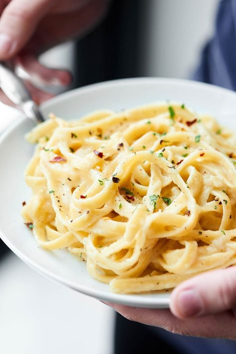 Healthy Alfredo Sauce Recipe - only 130 calories per serving! Low Calorie Alfredo Sauce, Healthy Alfredo Sauce Recipe, Alfredo Sauce Recipe Without Heavy Cream, Healthy Alfredo, Healthy Alfredo Sauce, Alfredo Sauce Recipe Easy, Rice Healthy, Alfredo Sauce Recipe Homemade, Pasta With Alfredo Sauce