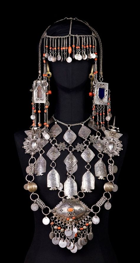 Musée Yves Saint Laurent Paris Morocco | Aït Seghrouchen Ornamentation. East of Middle Atlas | ©Nicolas Mathéus/Musée Berbère Moroccan Jewelry, Jewelry Organizer Diy, Afghan Dresses, National Dress, Turkish Jewelry, Ancient Jewelry, Saint Laurent Paris, Traditional Costume, Berber Women