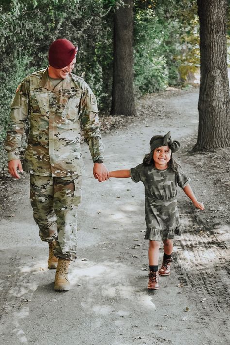 Army Family Pictures, Soldier Photoshoot, Graduation Pictures With Parents, Army Photoshoot, Military Family Pictures, Deployment Pictures, Military Photoshoot, Yea Party, Army Photography