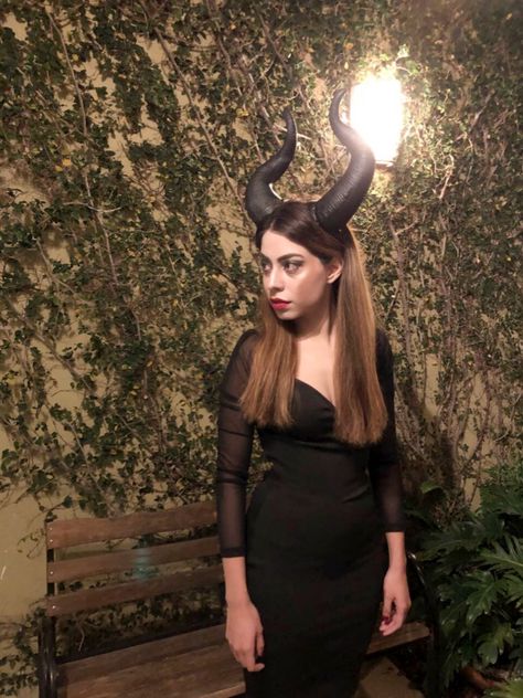 Maleficent costume #DIY #Costume #Maleficent #Halloween Malifisenta Costume, Maleficent Costume Diy, Maleficent Halloween, Maleficent Costume, Diy Costume, Costume Diy, Maleficent, Halloween Outfits, Halloween Costume