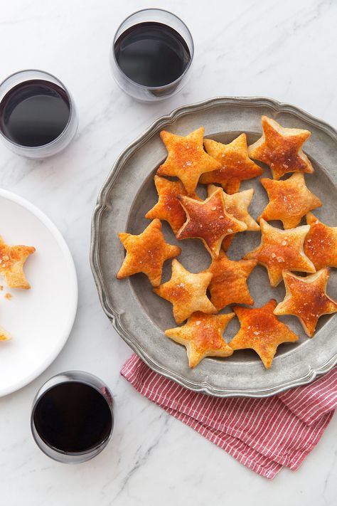 Recipe: Smoky Puff Pastry Stars — Quick and Easy Appetizers #recipes #food #kitchen Puff Pastry Stars, Ideas For Appetizers, New Years Appetizers, Thanksgiving Appetizers Easy, Fancy Appetizers, Waffle Cookies, Lunch Appetizers, Quick And Easy Appetizers, Easy Appetizers