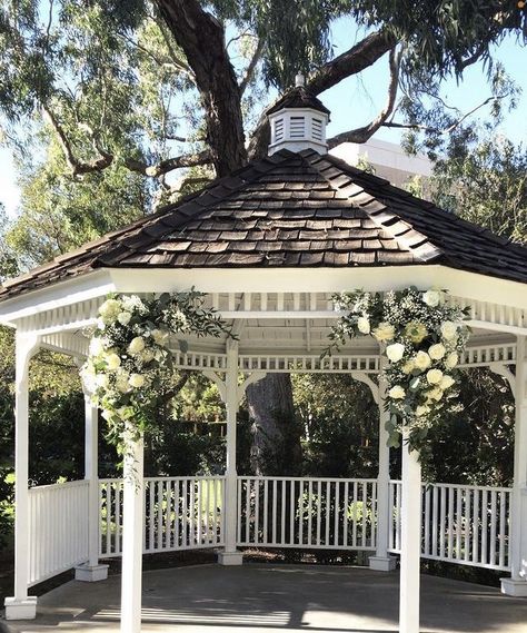 Garden Gazebo Aesthetic, English Garden Gazebo, Home Gazebo, Coquette Backyard, Aesthetic Gazebo, Gazebo Decorating Ideas Wedding, French Gazebo, Cottage Gazebo, Gazebo Aesthetic