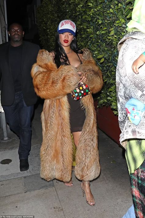 YOIT Blog - Your Ultimate Destination for Celebrity Fashion Inspiration Rihanna Street Style, Looks Rihanna, Fur Coat Outfit, Granite City, Rihanna Outfits, Rihanna Looks, Iconic Looks, Rihanna Style, Ootd Inspo