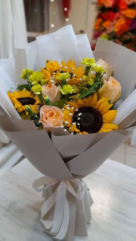 Flowers For Girlfriend, Seniors 2023, Roses Bouquet Gift, Birthday Flowers Bouquet, Sunflowers And Roses, Luxury Flower Bouquets, Unique Bouquet, Flower Gift Ideas, Boquette Flowers