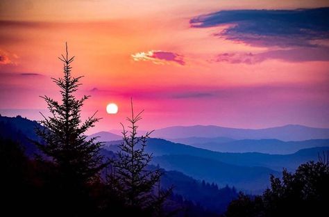 Nashville Tennessee Influencer on Instagram: “We’ve got the Monday blues. Anybody else want to change to 3 day weekends every week?  📸 shared by @tristaradventures Brand Ambassador…” Valentine's Day Hotel, Purple Mountain Majesty, Romantic Backdrop, Romantic Retreat, Mountain Sunset, Halloween Wallpaper Iphone, Great Smoky Mountains National Park, Smoky Mountain National Park, Smoky Mountain