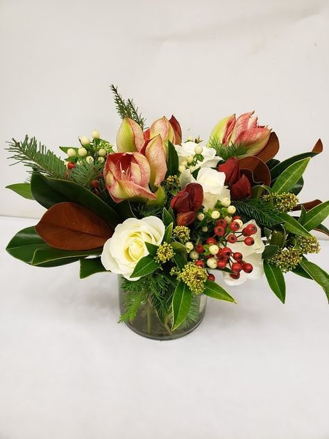 a vase arrangement with winter flowers Christmas Mason Jar Flower Arrangements, New Years Eve Flower Arrangements, Christmas Floral Centerpieces, Outdoor Decorations Ideas, Mason Jar Flower Arrangements, January Flower, Succulent Landscape, Winter Flower Arrangements, Winter Floral Arrangements