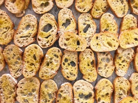 Bruchetta Bread, Salad Croutons, Garlic Bruschetta, Stale Bread Recipes, Greek Appetizer, Bruschetta Bread, Creamy Crab Dip, Bruschetta Toast, Crouton Salad