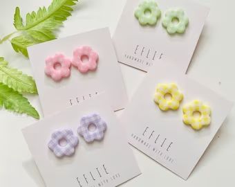 Pink Daisy Flower, Easter Cute, Diy Earrings Polymer Clay, Polymer Clay Jewelry Tutorials, Handmade Clay Jewelry, Polymer Clay Diy, Polymer Clay Jewelry Diy, Flower Stud Earrings, Cute Clay