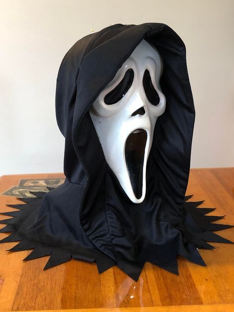 Ghostface Mask, Brandon James, Face Masque, Scream Mask, Mascaras Halloween, Ghost Face, Skull Carving, Ghost Faces, Michael Myers