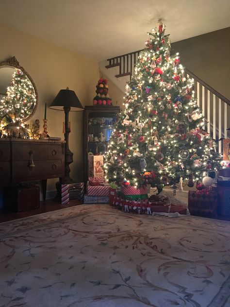 Large Christmas Tree In Foyer, Tall Christmas Tree In Foyer, Huge Christmas Tree, Big Christmas Tree Living Rooms, King Of Christmas Flocked Tree, Huge Christmas Tree Luxury, Luxury Lifestyle Dreams, Luxury Lifestyle, Christmas Tree