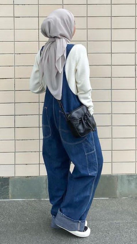 Overalls Hijab Outfit, Ootd Overall Jeans, Hijabi Overalls Outfit, Outfit Baju Kodok, Hijab 90s Style, Ootd Jumpsuit Hijab Jeans, Outfit 80s Style Hijab, Ootd 90s Style Hijab, Jumpsuit Outfit Hijab Style