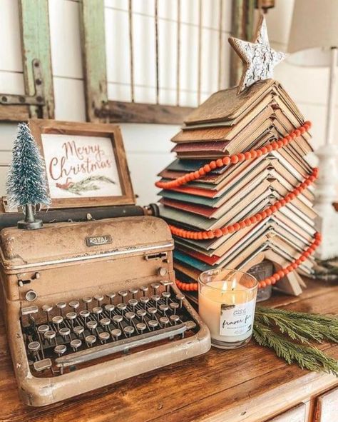 Book Christmas Tree, Book Tree, Old Stuff, Window Ideas, Old Fashioned Christmas, Christmas Store, Merry Little Christmas, Vintage Christmas Decorations, Christmas Love