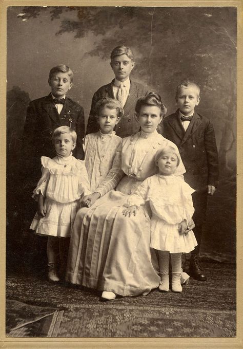 6 Vintage Family Images! - The Graphics Fairy Retro Family Photos, Antique Family Photos, Vintage Family Photos, Castlevania Wallpaper, Prince Frederick, Vintage Family, Old Family Photos, Old Portraits, Family Painting