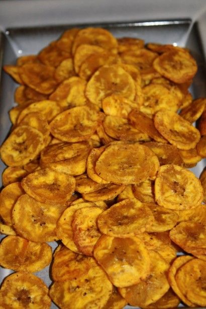 Baked Plantain Chips...tried these from my friend the other day (without the spices) and they taste JUST like potato chips, but much healthier! Baked Plantain Chips, Baked Plantains, Plantain Recipes, Plantain Chips, Live Healthy, Paleo Snacks, Chips Recipe, Cuban Recipes, Idee Pasto Sano