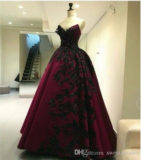 Vestido color Vino con encaje Negro   Precio: S/ 600.00 Tallas: XS - S - M Colores: azul y vino Evening Dresses Lace, Couture Dior, Ball Gown Prom Dress, Elegant Evening Dresses, Prom Dress Black, Prom Dress Evening, فستان سهرة, Gown Prom, Gothic Wedding