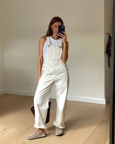 These Everyday Outfits Will Ensure You Always Look Stylish | Who What Wear UK White Overalls Outfit, Dungaree Outfit, Style Overalls, Look Jean, Summer Outfits 2024, Overall Outfit, Skandinavian Fashion, Chique Outfits, Populaire Outfits