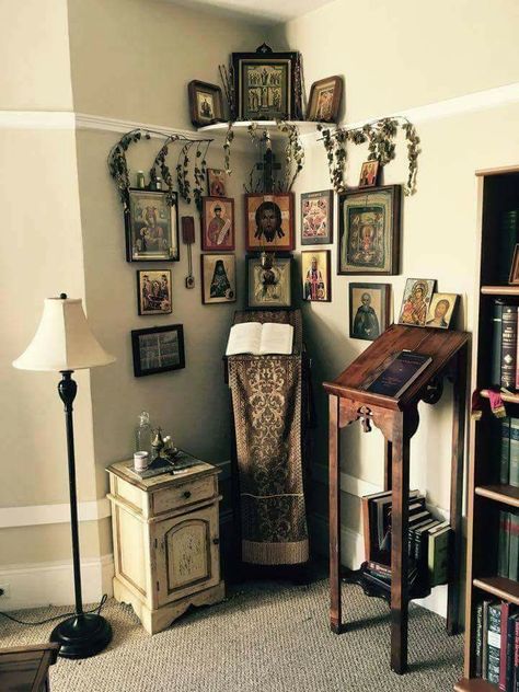 Catholic Bedroom, Icon Corner, Altar Catholic, Home Altar Catholic, Family Altar, Prayer Room Ideas, Orthodox Prayers, Catholic Altar, Prayer Corner