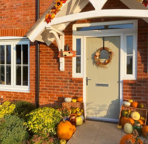 Autumn Front Door Decor Uk, Pumpkin Displays Outside Porch, Autumn Porch, Porch Garland, Porch Uk, Porch Pumpkins, Pumpkin Display, Halloween Porch, Fall Outdoor Decor