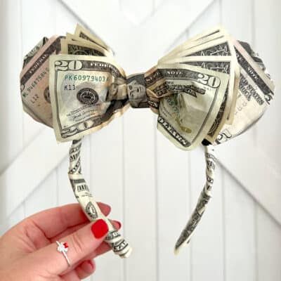 Gifts Made Out Of Money Dollar Bills, Money Christmas Tree Ideas, Money Corsage Diy, Money Decorations Ideas Creative, Gift Money Ideas, Money Decorations, Money Gifting, Money Bouquets, Disney Minnie Ears