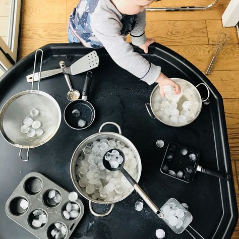 Ice cube water play Tuff Spot Tuesday. #sensory #sensorybabyplay #babysensoryideas #sensoryplayforbabies #sensorywaterplay #babywaterplay #babytuffspotideas #tuffspot #tuffspotplay #sensorytuffspot #tuffspotforbabies Water Tray Ideas, Tuff Tray Ideas Toddlers, Curiosity Approach, Ice Play, Tuff Spot, Eyfs Activities, Water Tray, Nursery Activities, Tuff Tray