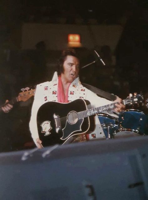 Elvis live on stage at New Yorks "Madison Square Garden" on June 10th 1972 (evening show)... Elvis Performing, Evil Kenevil, Elvis 70s, Black Elvis, Elvis Aloha From Hawaii, Elvis Presley Concerts, Elvis Collectors, Elvis Art, Elvis Jumpsuits