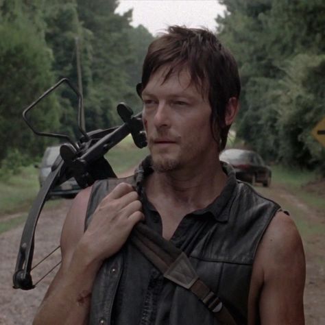 Daryl Dixon Daryl Dixon Icon, Carol Twd, Walking Dead Gif, Amc Twd, Darryl Dixon, Daryl Twd, Daryl And Carol, Twd Comics, Walking Dead Daryl