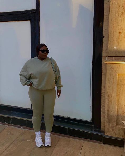 The 5 Airport Outfits Fashion People Love | Who What Wear Fall Airport Outfit, Airport Outfit Comfy, Airport Outfit Winter, Comfortable Airport Outfit, Leggings Outfit Spring, Cute Airport Outfit, Plus Size Baddie Outfits, Airport Outfits, Airport Fits