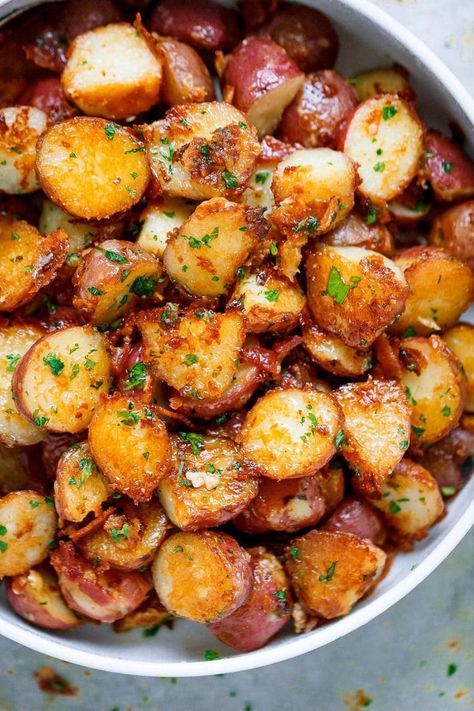 Whether you call them spuds or taters, white potatoes are one of our absolute favorite things to keep in the pantry all the time. Delicious in every form, they are perfect for easy lunches, weeknight dinners, and fancy gatherings. We'll happily eat them whenever, wherever! #roundup #potatoes #easydinner Roasted Garlic Butter Parmesan Potatoes, Garlic Butter Parmesan Potatoes, Butter Parmesan Potatoes, Parmesan Potato Recipe, Roasted Garlic Butter, Parmesan Roasted Potatoes, Garlic Roasted Potatoes, Plats Healthy, Parmesan Potatoes