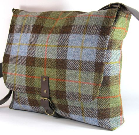 The perfect laptop bag by Catherine Aitken on Etsy. Sacs Tote Bags, Tweed Bag, Diy Sac, Jean Purse, Wool Bags, Diy Handbag, Harris Tweed, Fabric Bags, Sewing Bag