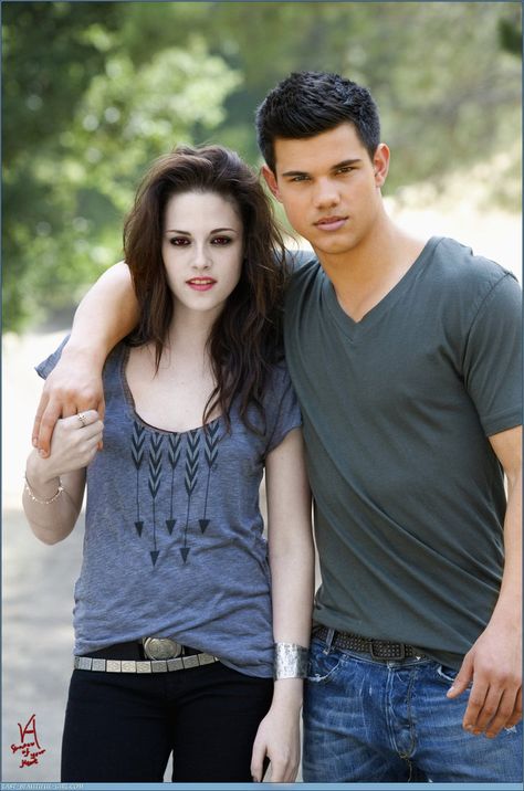 Vampire Bella & Jacob Taylor Laurent, Twilight Photoshoot, Jacob Black Twilight, Jacob And Bella, Twilight Jacob, Twilight Saga Series, Twilight Memes, Cheerleading Team, Twilight Cast