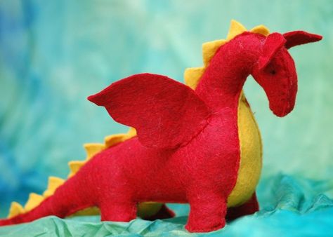 Stuffed Dragon, Felt Dragon, Baby Mobil, Waldorf Crafts, Theme Nature, San Michele, Waldorf Toys, Felt Patterns, Dragon Pattern