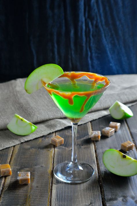 Whiskey Apple Cider, Apple Cider Martini, Apple Martini Recipe, Caramel Apples Halloween, Caramel Martini, Caramel Apple Martini, Apple Pucker, Gluten Free Drinks, Apple Cocktail