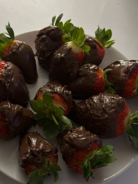 Strawberry Chocolate Aesthetic, Aesthetic Dessert, Chocolate Aesthetic, Chocolate Deserts, Chocolate Snacks, Strawberry Chocolate, Chocolate Dipped Strawberries, Strawberry Filling, Summer Lunch