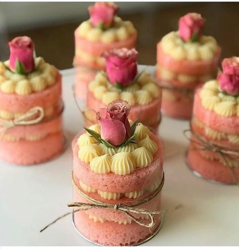 Cursed Cakes, Tiny Cakes, Small Cakes, Creative Desserts, Cake Decorating Designs, Fancy Desserts, Small Cake, Wedding Desserts, Cake Decorating Tips