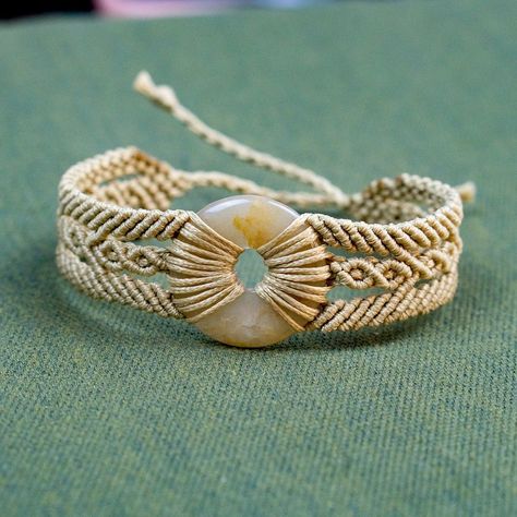 DIY Macrame Bracelet with Donut Bead Diy Macrame Bracelet, Macrame Bracelet Tutorial, Macrame Bracelet Diy, Diy Macrame, Fibre Art, Macrame Bracelet, Macrame Tutorial, Macrame Art, Macrame Projects