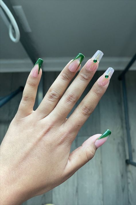 marvel nails, green tip, gold nail, green nails, emberald green nails, emerald stone, infinity stone Thor Nails Designs, Loki Nails Designs, Loki Themed Nails, Loki Nail Art, Loki Nails Simple, Thor Inspired Nails, Thor Nails, Loki Inspired Nails, Loki Nails