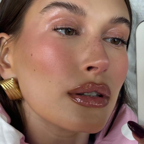 Hailey Bieber’s Holiday Glam Is Inspired by a Different Type of Fruit Plum Makeup, Maquillage On Fleek, Mekap Mata, Smink Inspiration, Fairy Makeup, Holiday Glam, Glowy Makeup, 가을 패션, Hailey Bieber