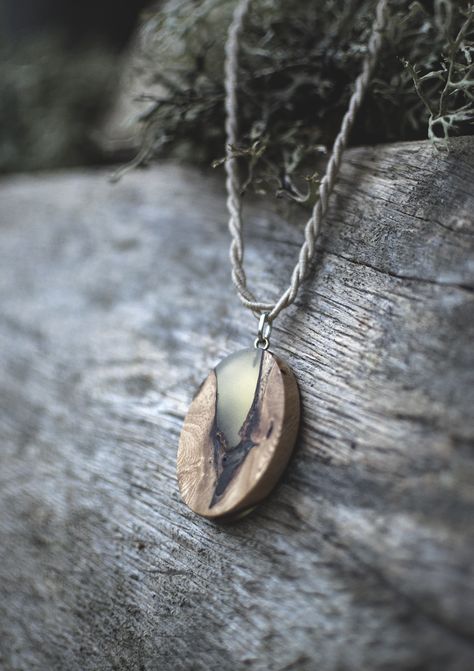 Wood And Resin Pendants, Wooden Pendant Necklace, Epoxy Resin Jewelry, Beading Loom, Wood Epoxy, Resin Pendant Necklace, Epoxy Resin Wood, Resin Coating, Wooden Pendant