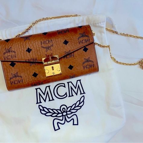 MCM Tracy crossbody bag Comes with Dust bag. Vintage Crossbody Bag, Mcm Bags, Mini Bows, Leather Handbags Crossbody, Pocket Cards, Cross Bag, Chain Crossbody Bag, Leather Clutch Bags, Monogrammed Leather