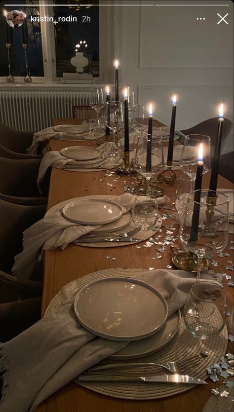 Newyear Decoration, Dinner Table Set Up, Nye Dinner, Winter Dinner Party, Dinner Party Table Settings, Dinner Aesthetic, Aesthetic Vogue, New Year Table, Hosting Dinner