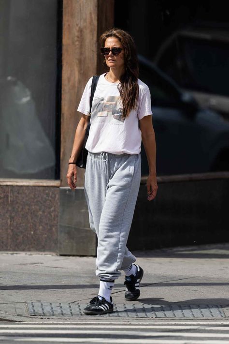 Katie Holmes's Socks-Over-Sweatpants Look Is a Major Weekend Mood Socks Over Sweatpants Outfit, Outfits With Sweatpants, Socks With Sandals, Fashion Presentation, Long Brunette Hair, Weekend Mood, Canadian Tuxedo, Sock Outfits, Sweatpants Outfit