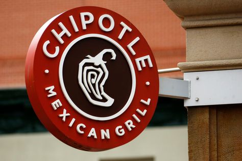 Super Bowl Sunday deals: Here’s how to get free delivery of Chipotle and $5 meals through UberEats Chipotle Restaurant, Chipotle Guacamole Recipe, Zoe Core, Chipotle Guacamole, Chipotle Mexican Grill, Chipped Tooth, Restaurant Sign, Amazing Backyard, Foil Packet Meals