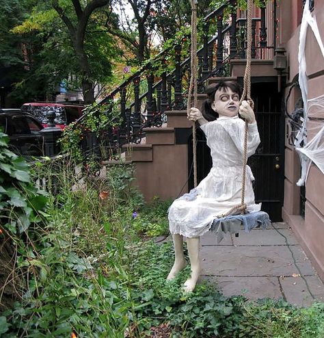 This Cute Girl On The Swings Best Halloween Decorations, Creepy Doll Halloween, Outdoor Halloween Decor, Scary Halloween Decorations Outdoor, Halloween Lawn, Halloween Decor Diy, Creepy Halloween Decorations, Creepy Doll, Halloween Tattoo