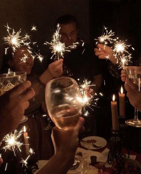 Newyear Decoration, Nye Theme, New Years Eve House Party, New Year's Eve Party Themes, Nye Dinner, Party Sparklers, Champagne Birthday, New Year Pictures, Golden Birthday