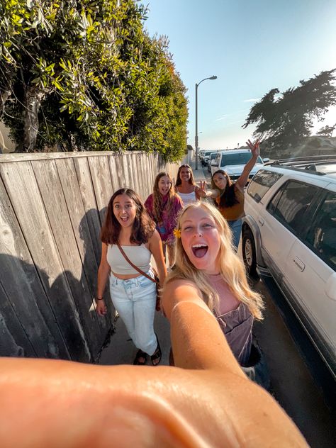 Five best friends taking a .5 selfie at the beach Ideas For All Nighters, All-nighter Aesthetic, Beach Summer Camp, Camping Photoshoot, Summer With Friends, Teenage Summer, Vacation Friends, Grad Trip, Summer Board