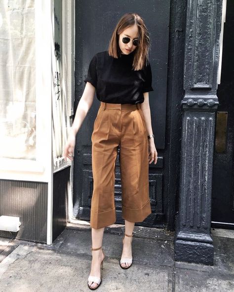 Culottes Outfit Summer, Summer Business Attire, How To Wear Culottes, Culottes Outfit, Business Attire Women, How To Wear Leggings, Trendy Girl, Summer Work Outfits, Elegante Casual